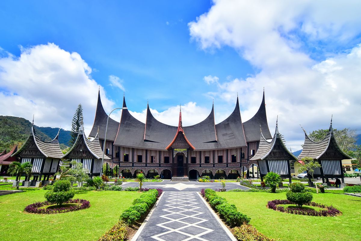Ilustrasi Rumah Gadang, salah satu tempat wisata Padang yang dapat dikunjungi.