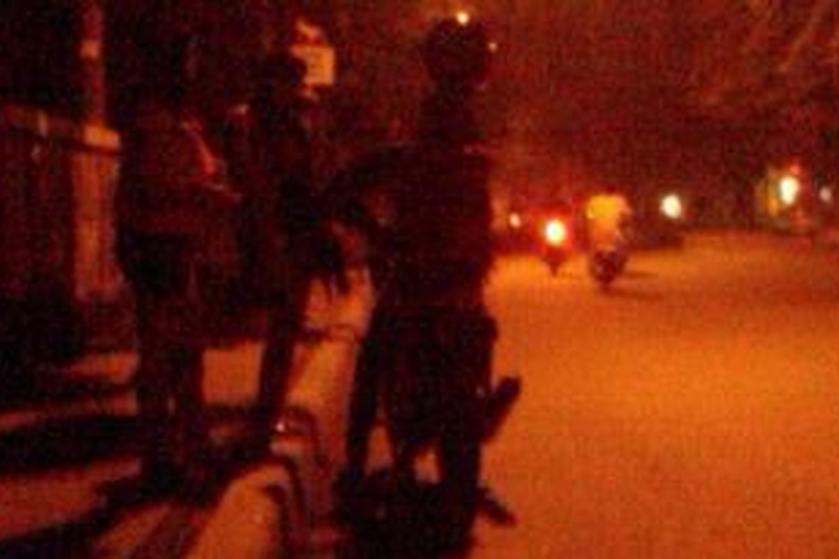 Meski bulan puasa, geliat esek-esek di Jl. Raya Bekasi Timur, Jatinegara, Jakarta Timur, tetap terasa. Dari pukul 21.00 WIB, kupu-kupu malam tersebut mangkal dan menjajakan diri kepada pengendara kendaraan bermotor yang lewat.