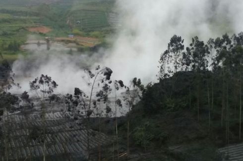 Kawah Sileri Dieng Semburkan Lumpur Setinggi 150 meter