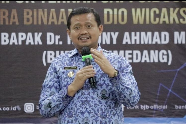 Bupati Sumedang Dony Ahmad Munir saat menghadiri penandatanganan akad kredit di kantor Bank BJB, Kamis (17/3/2022). Dalam kesempatan ini, ia didampingi Pimpinan Cabang Bank BJB Sumedang, Ahmad Juansyah dan pemilik PT CJM, M. Dio Wicaksonoadi.
