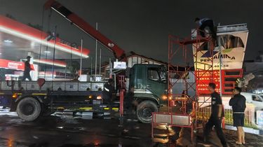 Diterjang Angin Kencang, Papan Harga SPBU Cibolerang Bandung Ambruk, Layanan Mandek 3 Jam