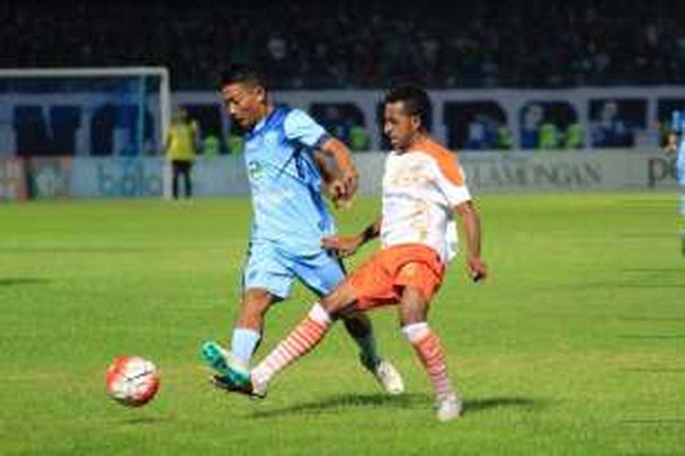 Pencetak gol pertama Persela Lamongan, Zaenal Arifin (kiri), saat berduel dengan pemain Perseru Serui.