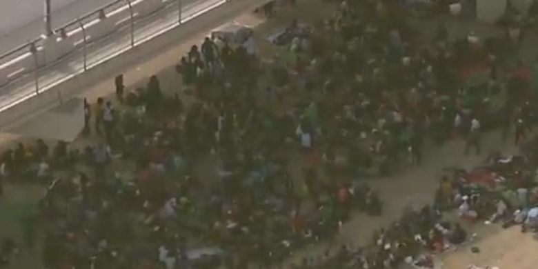 Ribuan migran Haiti yang tinggal di kamp sementara di kolong jembatan kota Del Rio, Texas. [SS/YOUTUBE/NBC NEWS]
