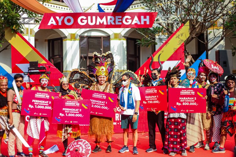 Peserta Friendship Run Borobudur Marathon 2022 dengan kostum terunik.