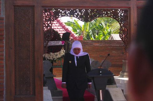 Ziarah ke Makam Gubernur Suryo, Khofifah Menitikkan Air Mata