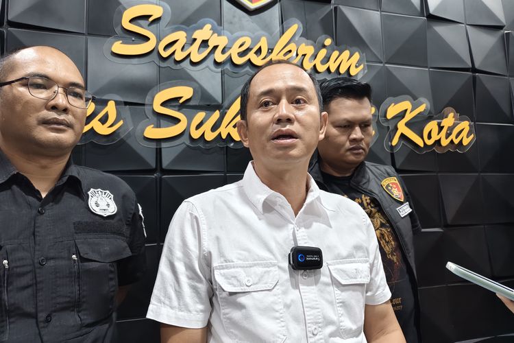 KBO Reskrim Polres Sukabumi Kota, Iptu Irfan Fahrudin (tengah) saat diwawancarai oleh awak media di Mapolresta Sukabumi, Jumat (18/7/2025).