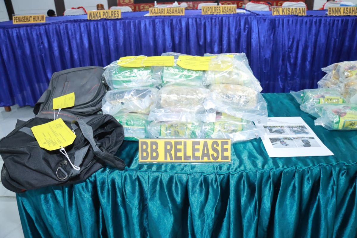 Barang bukti 21 kg sabu yang diamankan polisi di sebuah rumah di Desa Silo Bonto, Kecamatan Silo Laut, Kabupaten Asahan, Sumatera Utara, Senin (7/7/2025)