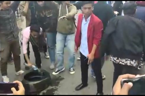 Detik-detik Korlap Demo di Bone Terbakar Saat Tendang Ban Bekas yang Disiram BBM