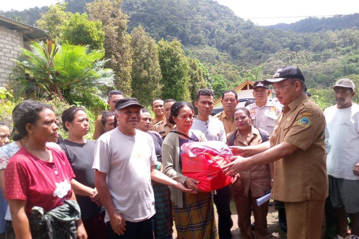 Pemkab Manggarai Timur Salurkan Bantuan Bagi Keluarga Terdampak Bencana Tanah Bergerak