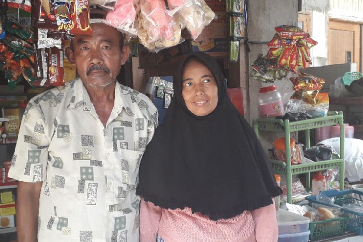 Roedah dan Suardi berpose di depan warung mereka yang beralamat di RT 12, RW 04, Cilincing, Jakarta Utara, Rabu (27/2/2019).