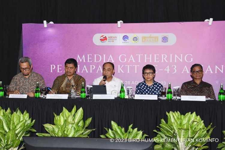 Menteri Komunikasi dan Informatika Budi Arie Setiadi (tengah) dalam Media Gathering Persiapan KTT ke-43 ASEAN bersama Forum Pemred, di Hutan Kota Plataran Senayan, Jakarta Pusat, Senin (28/08/2023). - (AYH)
