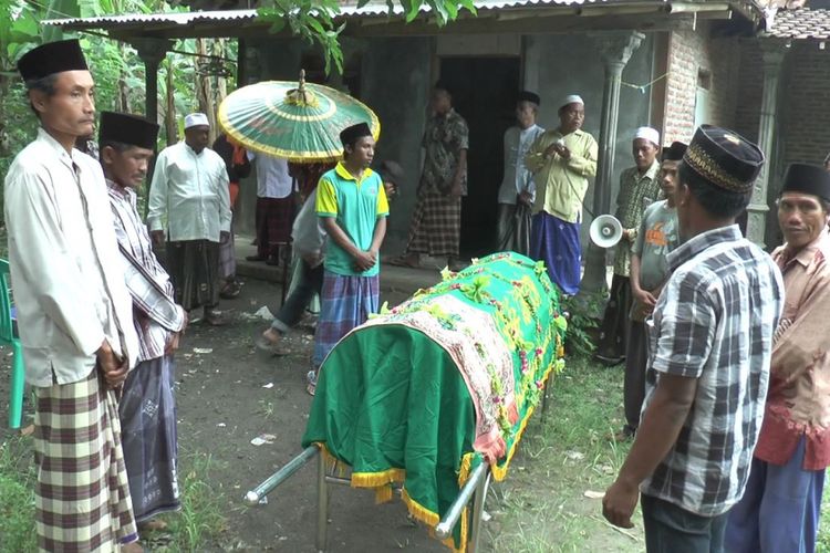 Korban miras oplosan saat akan dimakamkan di Kendal, Jumat (19/1/2018).