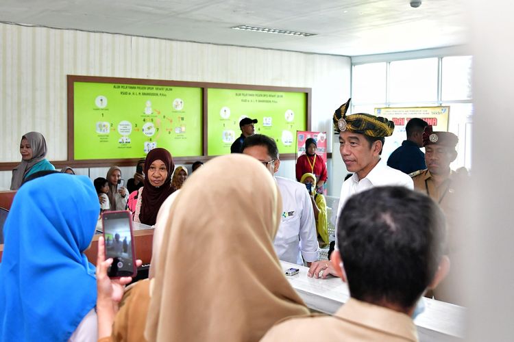 Presiden Joko Widodo saat meninjau Rumah Sakit Umum Daerah (RSUD) dr. H.L.M. Baharuddin, M.Kes di Kabupaten Muna, Provinsi Sulawesi Tenggara, Senin (13/5/2024).