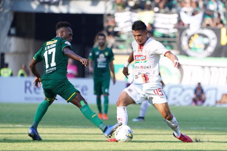 Gelandang Persija Jakarta, Sandi Sute, berusaha menguasai bola dalam pertandingan Liga 1 antara Persebaya Surabaya vs Persija di Stadion Gelora Bung Tomo, Surabaya, Sabtu (24/8/2019). 