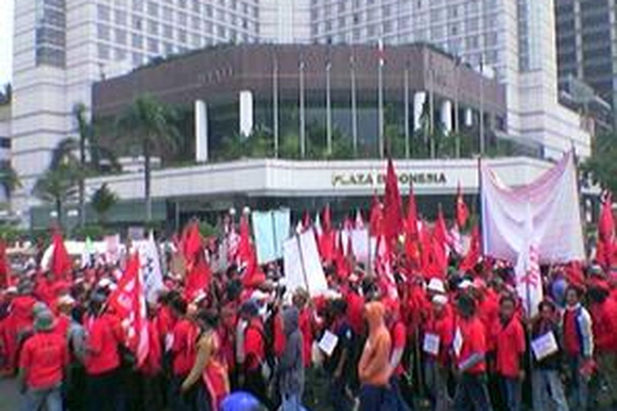 Ribuan buruh yang menutup seluruh badan Jalan Tamrin ke arah Istana Negara.