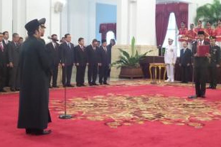 Presiden Joko Widodo melantik Jenderal Badrodin Haiti sebagai Kapolri, di Istana Negara, Jakarta, Jumat (17/4/2015).