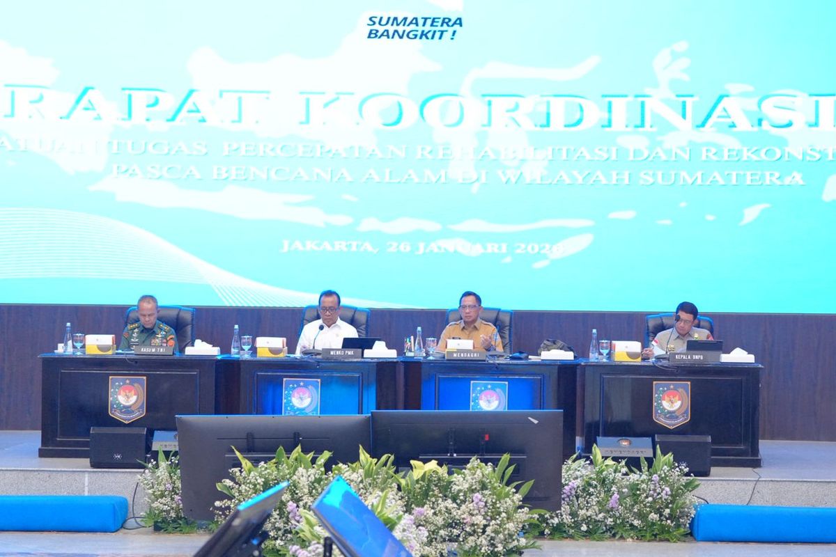 Menteri Dalam Negeri (Mendagri) Muhammad Tito Karnavian dalam Rapat Koordinasi Percepatan Rehabilitasi dan Rekonstruksi Pascabencana Alam di Wilayah Sumatera di Kantor Pusat Kementerian Dalam Negeri (Kemendagri), Jakarta, Senin (26/1/2026).
