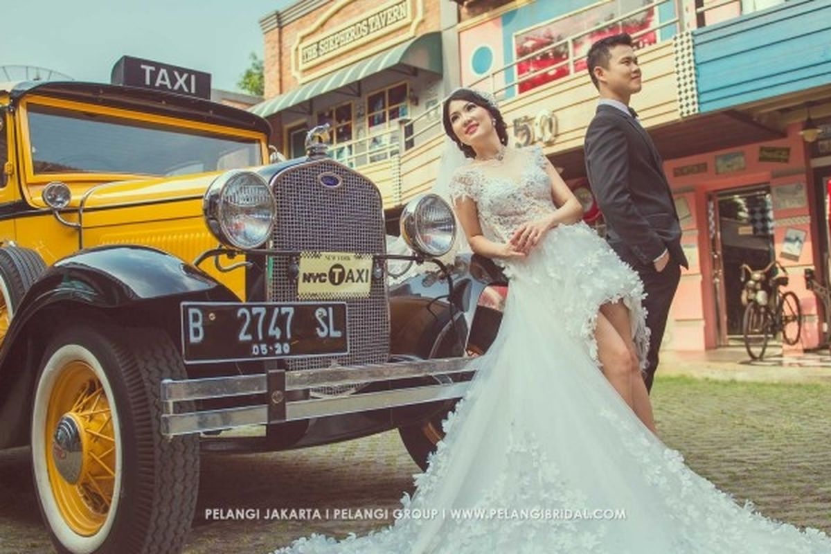 Salah satu pasangan yang pernah melangsungkan foto pre wedding di Hauwkes Auto Gallery, di kawasan Kemang, Jakarta Selatan.