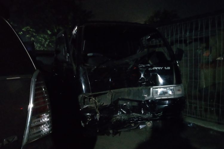 Empat Mobil terlibat kecelakaan di Jalan Raya Cileungsi - Jonggol Transyogi Km 4 Kampung Cipicung, Desa Mekarsari, Kecamatan Cileungsi, Bogor, Jawa Barat, polisi olah TKP di lokasi, Kamis (12/9/2019) sekitar pukul 20.30 WIB