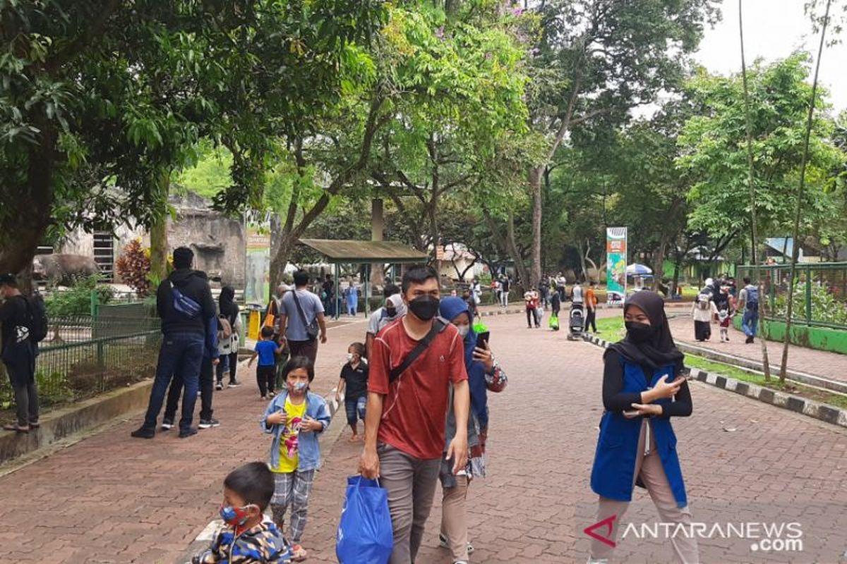 Sejumlah pengunjung sedang menikmati suasana di Taman Margasatwa Ragunan, Jakarta Selatan, Sabtu (23/10/2021).