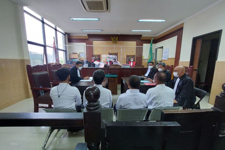 Empat terdakwa (berbaju putih) saat mengikuti sidang kasus kebakaran Lapas Kelas I Tangerang di Pengadilan Negeri Tangerang, Kota Tangerang, Selasa (25/1/2022).
