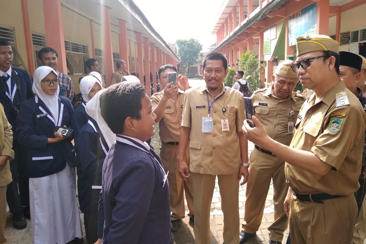 Bupati Banyumas Achmad Husein berinteraksi dengan siswa SMP Negeri 2 Sokaraja, Kabupaten Banyumas, Jawa Tengah , Senin (22/4/2019)