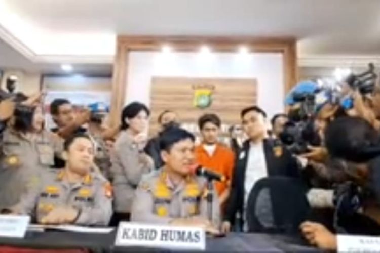 Rizky Billar mengenakan baju oranye saat dihadirkan di konferensi pers di Polres Metro Jakarta Selatan, Kamis (13/10/2022).