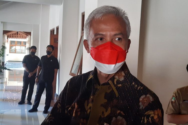 Gubernur Jawa Tengah Ganjar Pranowo seusai menerima kunjungan kerja reses Komisi VIII DPR RI di Solo, Jawa Tengah, Senin (1/8/2022).