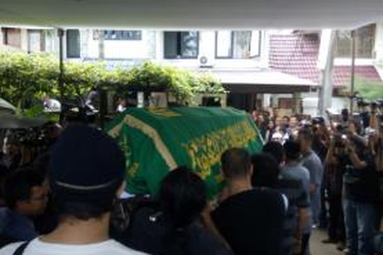 Jenazah Pepeng 'Jari-jari' diusung dengan keranda untuk disalatkan di masjid dekat kediamannya, di Komplek Bumi Pusaka, Cinere, Depok, Jawa Barat, Rabu (6/5/2015). 