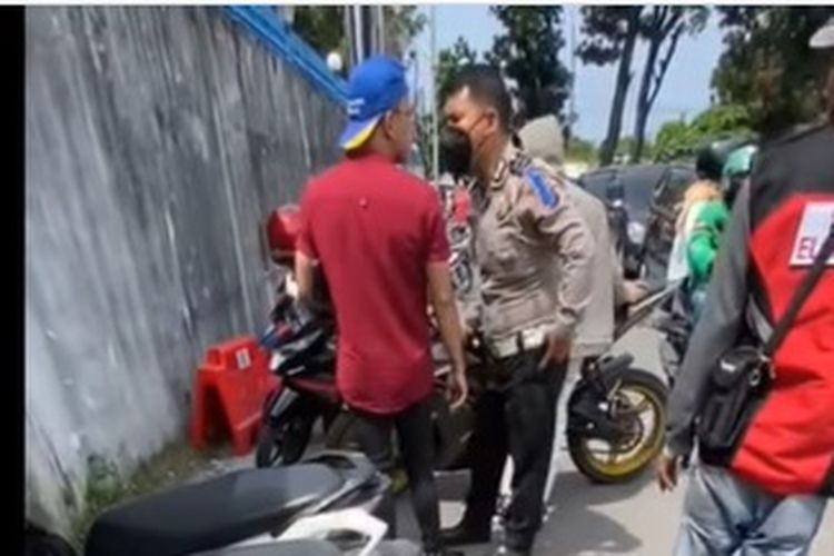 Viral di media sosial sebuah video anggota polisi adu mulut dan membentak seorang pria yang diduga petugas E-Parking Pemerintah Kota Medan.