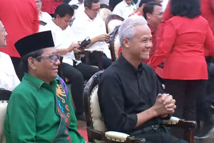 Bakal capres PDI-P dan cawapres PDI-P, Ganjar Pranowo dan Mahfud MD duduk berdampingan di Kantor DPP PDI-P, Jalan Diponegoro, Menteng, Jakarta, Rabu (18/10/2023).