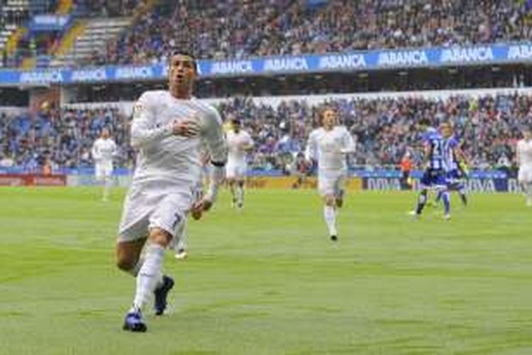 Pemain Real Madrid, Cristiano Ronaldo, melakukan selebrasi usai membobol gawang Deportivo La Coruna, pada lanjutan La Liga di Estadio Riazor, Sabtu (14/5/2016).