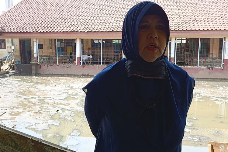 Kondisi SDN Baturengat di Desa Cigondewah Hilir, Kecamatan Margaasih, Kabupaten Bandung, Jawa Barat usai diterjang luapan banjir sungai Impres akibat tanggul jebol pada Rabu (6/12/2023)