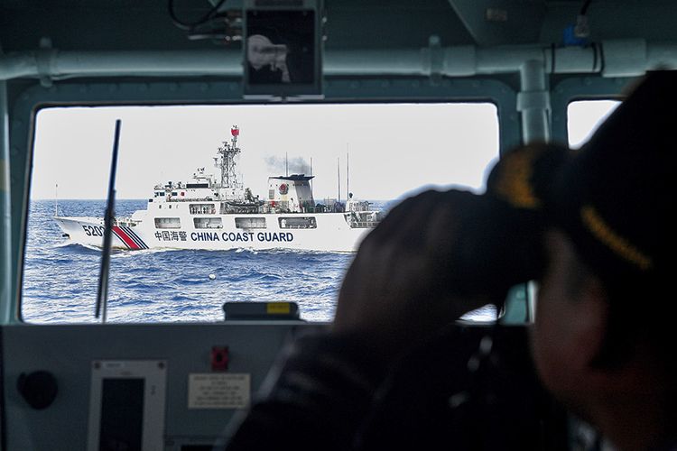 Kapal Coast Guard China-5202 membayangi KRI Usman Harun-359 saat melaksanakan patroli mendekati kapal nelayan pukat China yang melakukan penangkapan ikan di ZEE Indonesia Utara Pulau Natuna, Sabtu (11/1/2020). Dalam patroli tersebut KRI Usman Harun-359 bersama KRI Jhon Lie-358 dan KRI Karel Satsuitubun-356 melakukan patroli dan bertemu enam kapal Coast Guard China, satu kapal pengawas perikanan China, dan 49 kapal nelayan pukat asing.