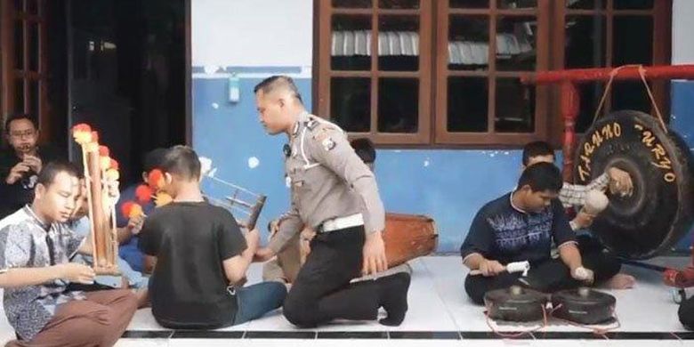 
Anggota Satlantas Polres Ponorogo, Briptu Luhur Ainul Fikri memberikan pelatihan kesenian Reog kepada anak-anak dari Lembaga Kesejahteraan Sosial (LKS) Tuna Netra Ponorogo di Jalan Ukel gg ll No 7 Kelurahan Kertosari, Kecamatan Babadan
