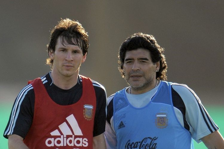 Diego Maradona (kanan) dan Lionel Messi saat bekerja sama sebagai pelatih-pemain di timnas Argentina pada tahun 2009.