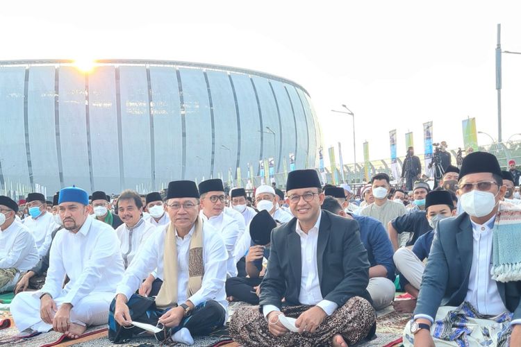 Ketua Umum PAN Zulkifli Hasan dan Gubernur DKI Jakarta Anies Baswedan shalat Idul Fitri di Jakarta Internasional Stadium, Jakarta, Senin (2/5/2022).