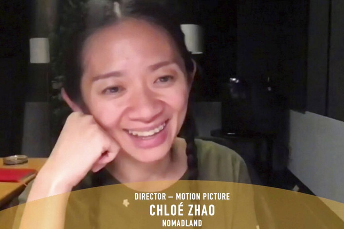 Dalam cuplikan video yang dikeluarkan Minggu (28/2/2021), Chloe Zhao menerima penghargaan sebagai sutradara terbaik untuk film Nomadland di Golden Globe Awards.
