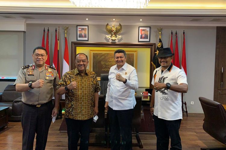 Ketua Umum Komite Olahraga Nasional Indonesia (KONI) Marciano Norman (kedua dari kiri) menemui pihak Kepolisian Republik Indonesia pada 19 Oktober 2020.