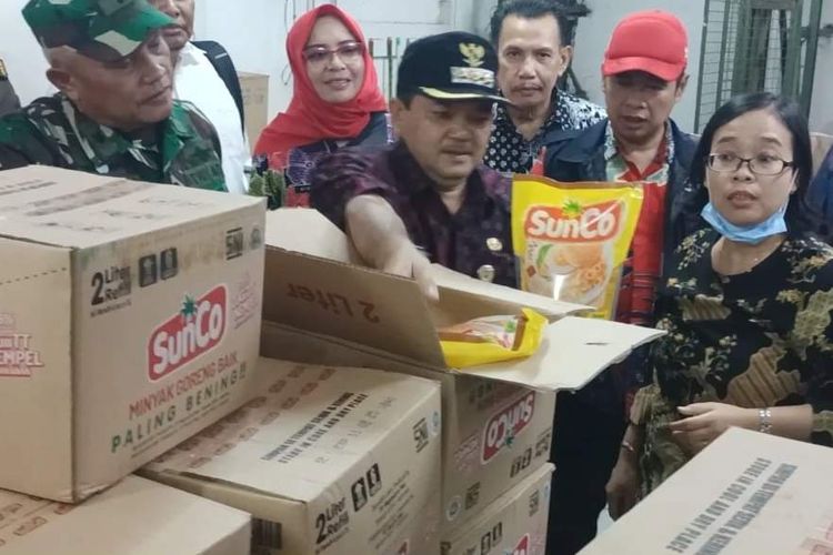 Bupati Semarang Ngesti Nugraha mengecek ketersediaan minyak goreng dan beras di beberapa toko