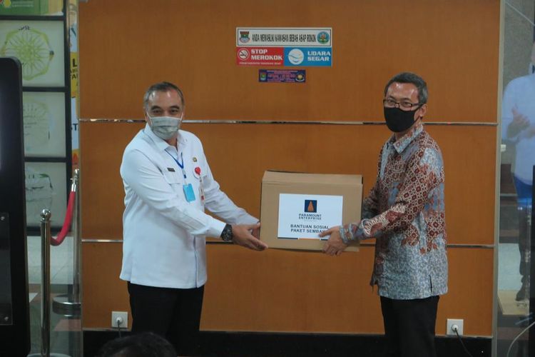 Presiden Direktur Paramount Land Ervan Adi Nugroho menyerahkan Bantuan Sosial Paket Sembako ke Pemerintah Kab Tangerang yang diterima langsung oleh Bupati Tangerang A. Zaki Iskandar, Kamis (16/4/2020).