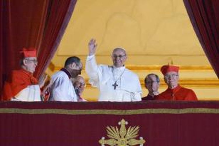 Kardinal Argentina Jorge Bergoglio, yang baru terpilih menjadi paus dan memilih nama Paus Francis melambaikan tangan dari balkon Basilika Santo Petrus, Rabu (13/3/2013) malam.