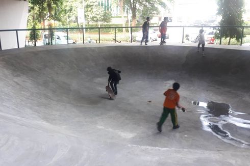Melihat Pembangunan Taman Skateboard di Kolong 