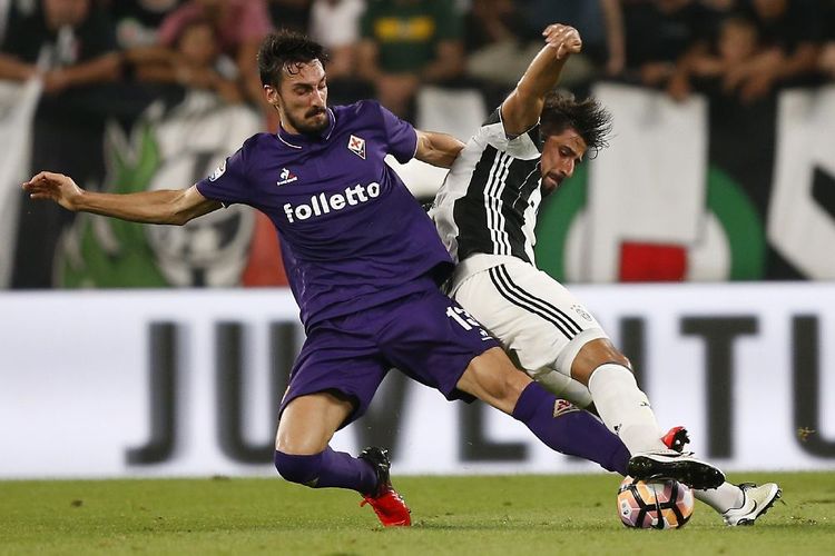 Kapten Fiorentina, Davide Astori, dalam sebuah aksi ketika melawan Juventus. Dia sedang berduel dengan gelandang Sami Khedira.