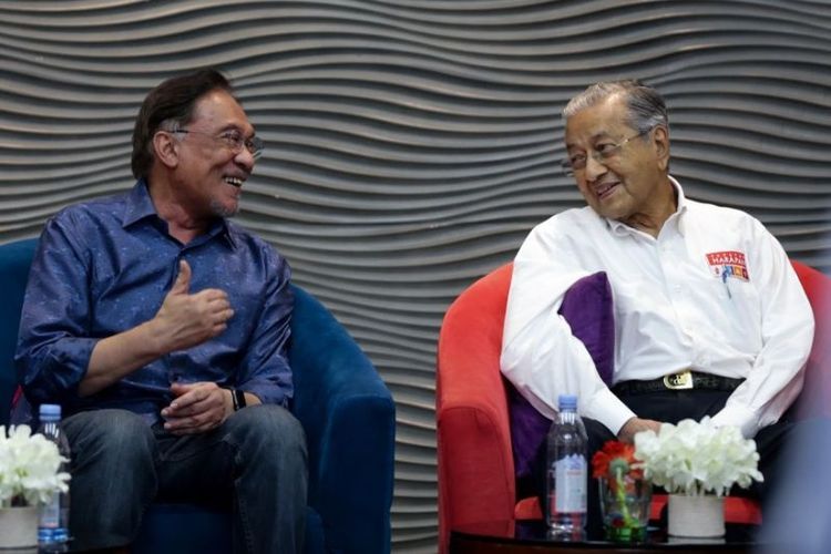 Presiden Partai Keadilan Rakyat (PKR) Anwar Ibrahim dan Perdana Menteri Malaysia Mahathir Mohamad 