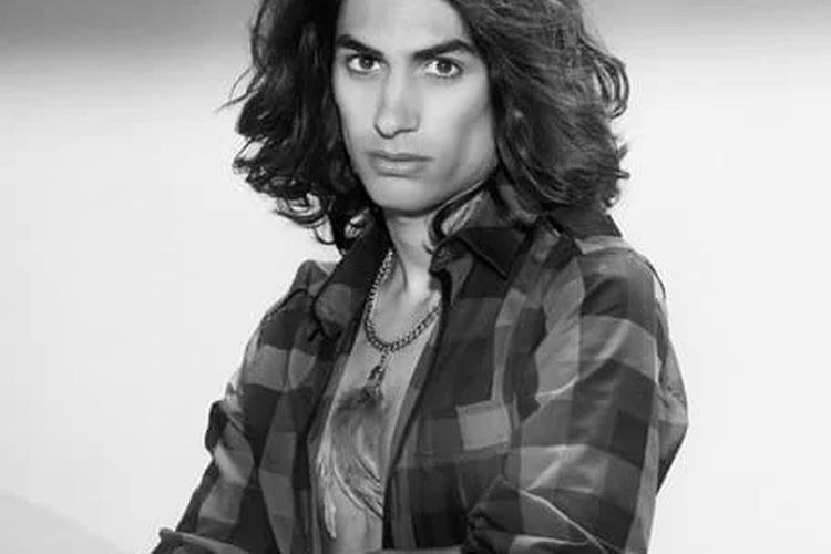 Ilustrasi gaya rambut medium long hairstyle.