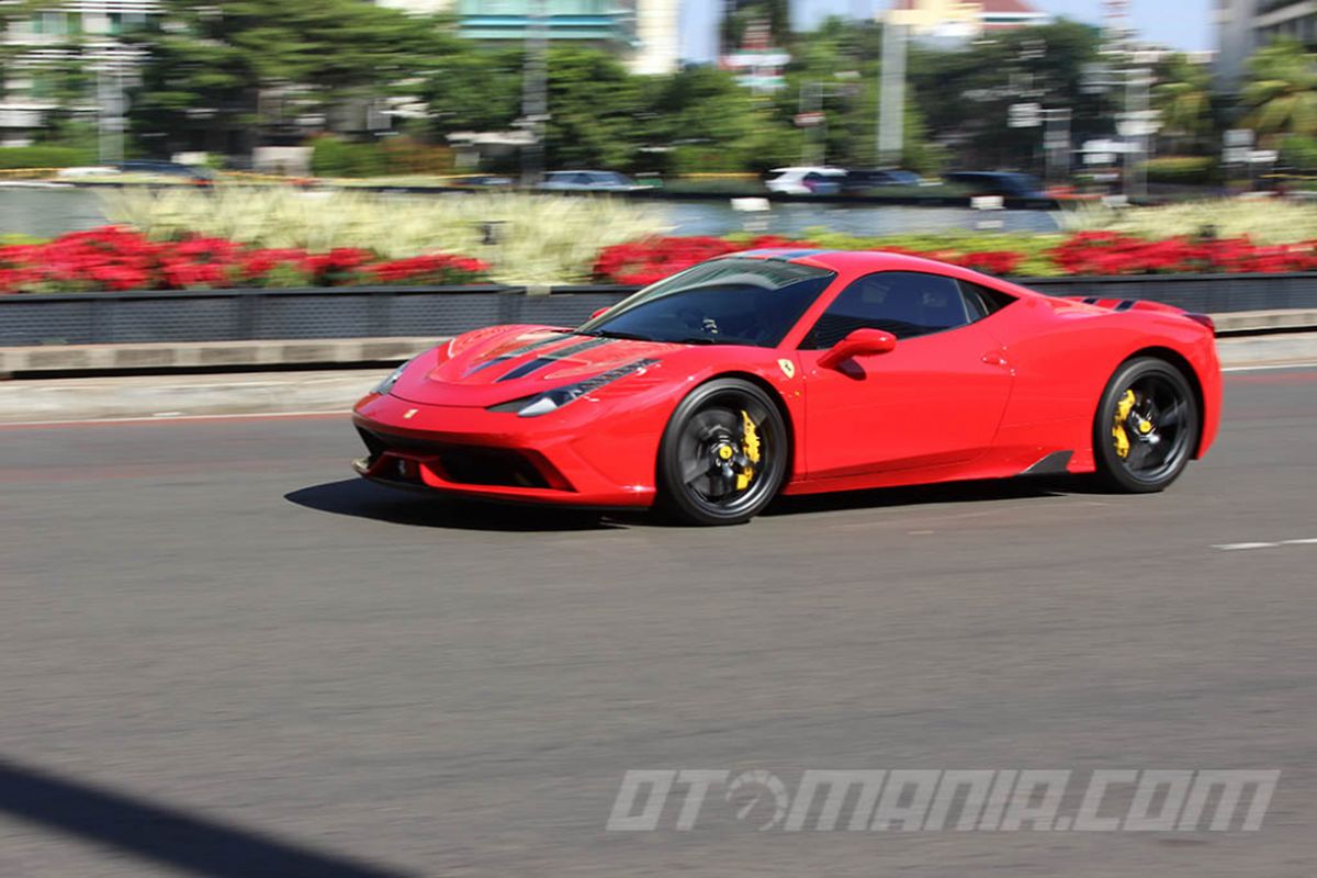 Mobil sport premium Ferrari nampak leluasa bergerak di kondisi jalan Jakarta yang sepi, Minggu (25/6/2017)