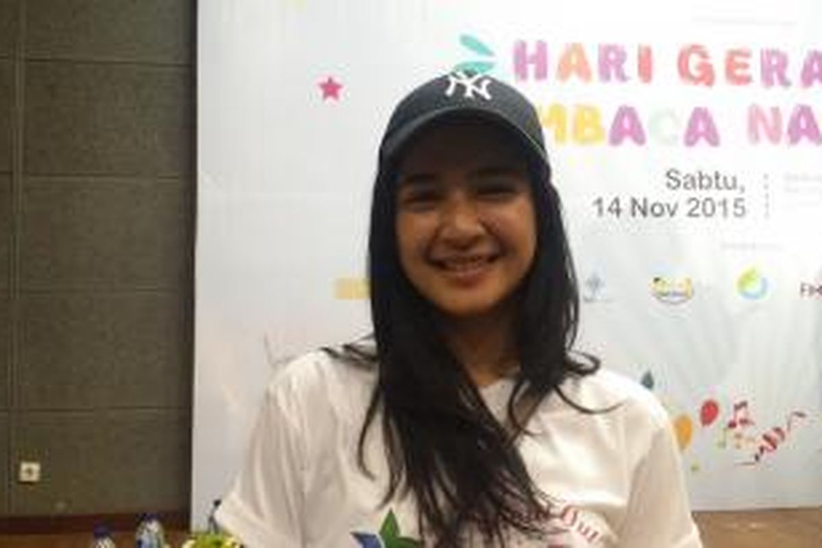 Mikha Tambayong diabadikan usai konferensi pers Shout Out mendukung Hari Gerakan Membaca Nasional di Perputakaan Nasional RI, Jakarta Pusat, Sabtu (14/11/2015).