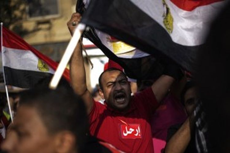 Seorang pengunjuk rasa anti-Mursi meluapkan kegembiraannya setelah militer memberi ultimatum kepada Mursi untuk memenuhi tuntutan rakyat dalam waktu 48 jam.