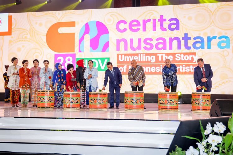 Penabuhan drum sebagai tanda pembukaan pameran Cerita Nusantara yang diikuti oleh Teten Masduki dan jajaran penyelenggara pameran Cerita Nusantara yang berlangsung di Jakarta Convention Center, Selasa (28/11/2023).